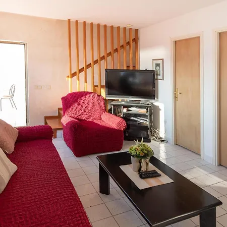 Beautiful Apartment In Klek With Wifi Klek